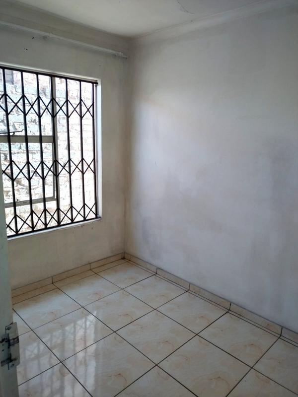 To Let 2 Bedroom Property for Rent in Fleurhof Gauteng