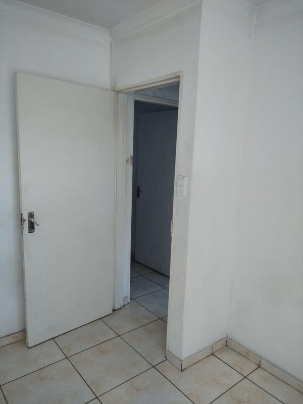 To Let 2 Bedroom Property for Rent in Fleurhof Gauteng
