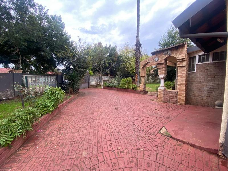 5 Bedroom Property for Sale in Crystal Park Gauteng