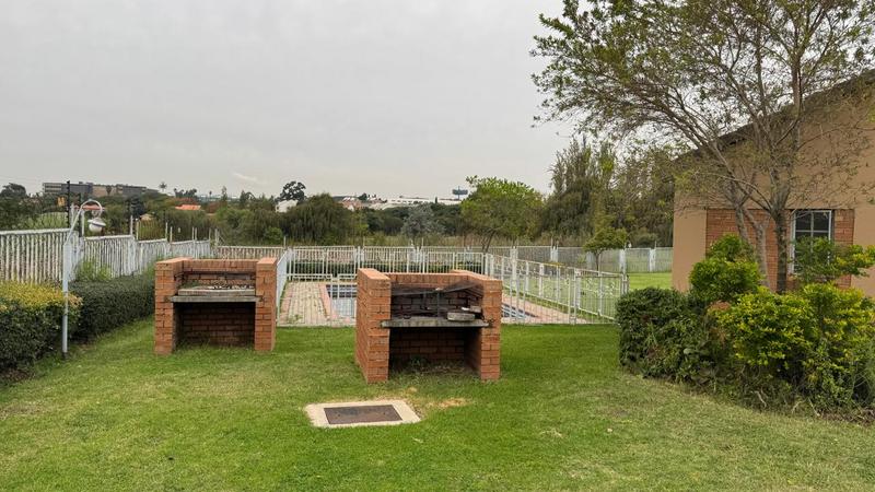 2 Bedroom Property for Sale in Erand Gardens Gauteng