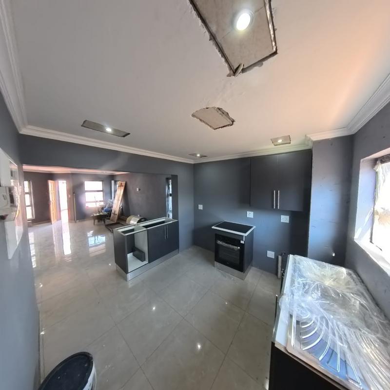 To Let 3 Bedroom Property for Rent in Clayville Gauteng