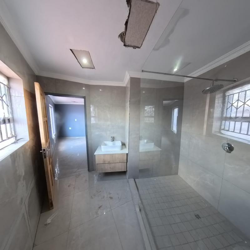 To Let 3 Bedroom Property for Rent in Clayville Gauteng