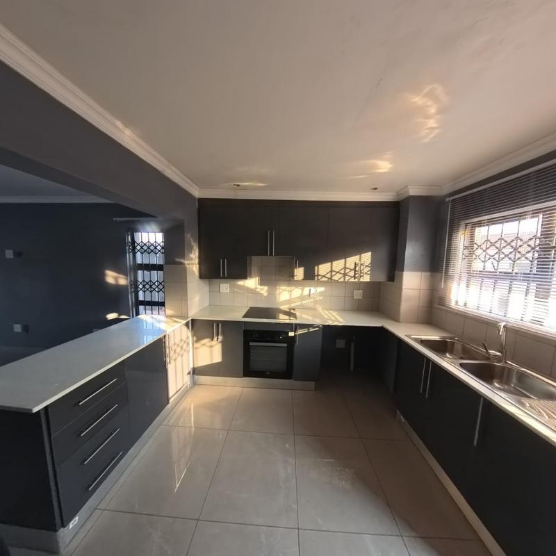 To Let 3 Bedroom Property for Rent in Clayville Gauteng