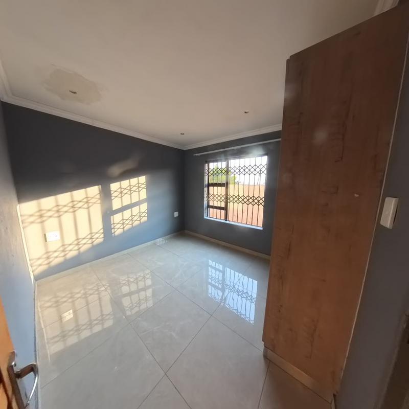 To Let 3 Bedroom Property for Rent in Clayville Gauteng