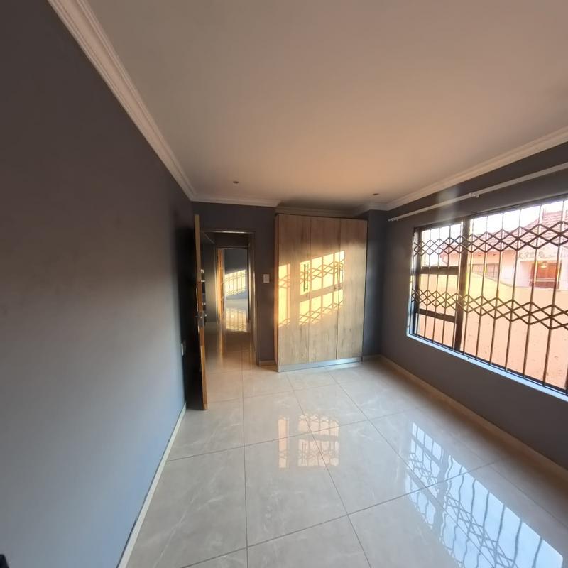 To Let 3 Bedroom Property for Rent in Clayville Gauteng