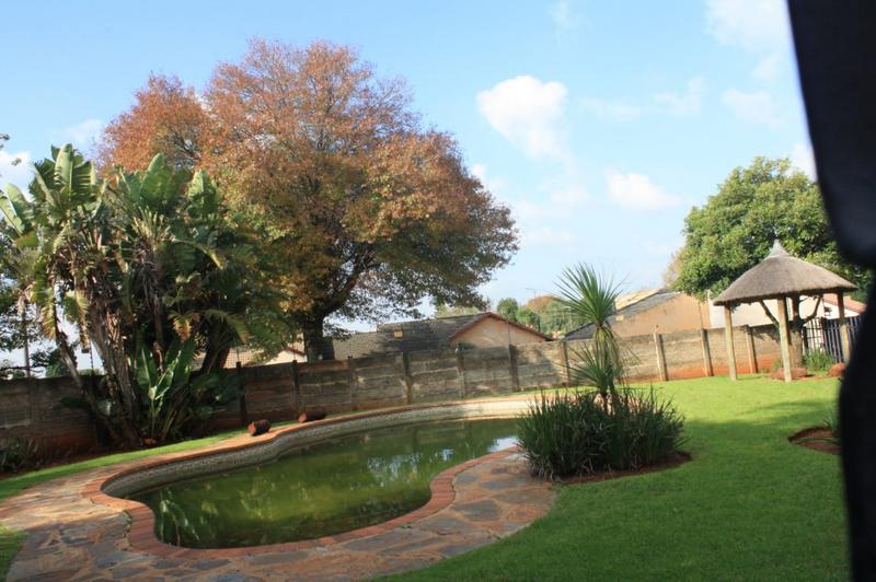 To Let 2 Bedroom Property for Rent in Rhodesfield Gauteng
