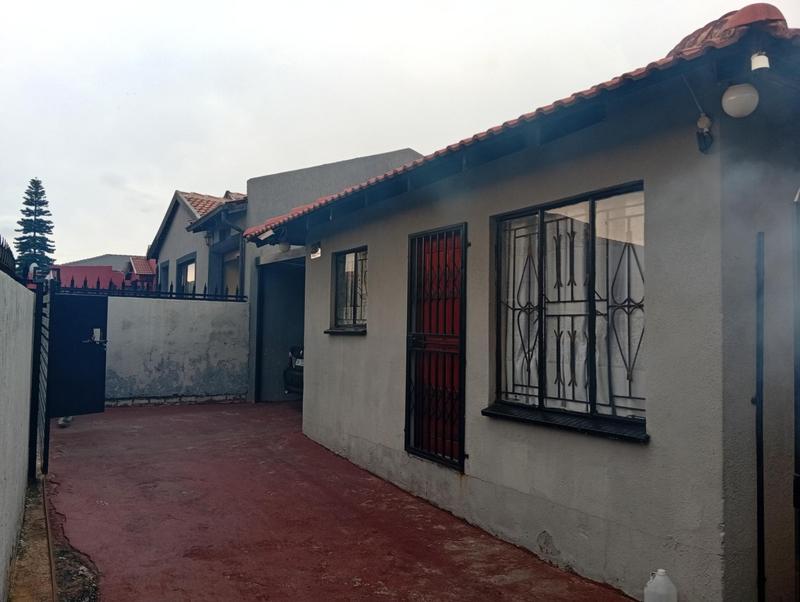 6 Bedroom Property for Sale in Birch Acres Gauteng