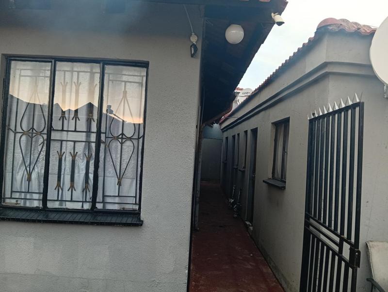 6 Bedroom Property for Sale in Birch Acres Gauteng