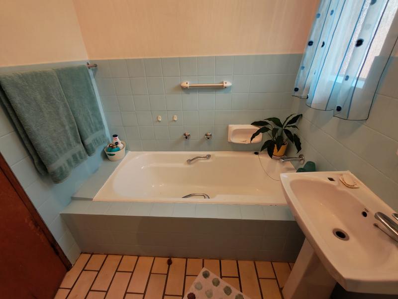 5 Bedroom Property for Sale in Rooihuiskraal Gauteng