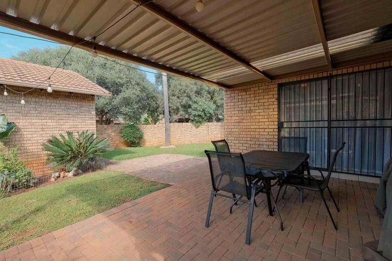 3 Bedroom Property for Sale in Die Hoewes Gauteng
