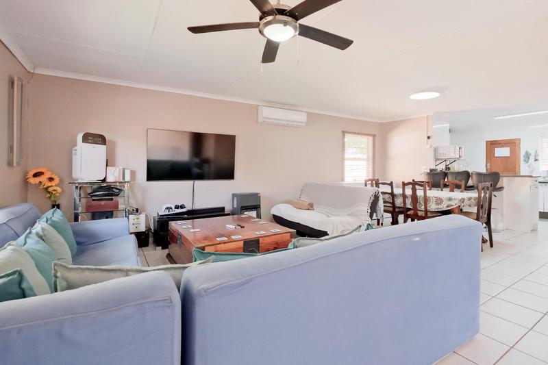 3 Bedroom Property for Sale in Die Hoewes Gauteng