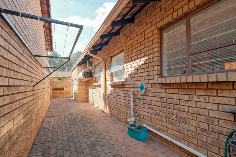 3 Bedroom Property for Sale in Die Hoewes Gauteng