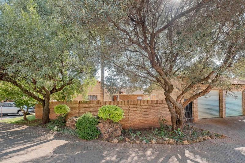 3 Bedroom Property for Sale in Die Hoewes Gauteng