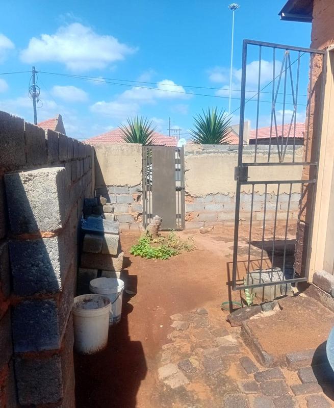 2 Bedroom Property for Sale in Mohlakeng Gauteng