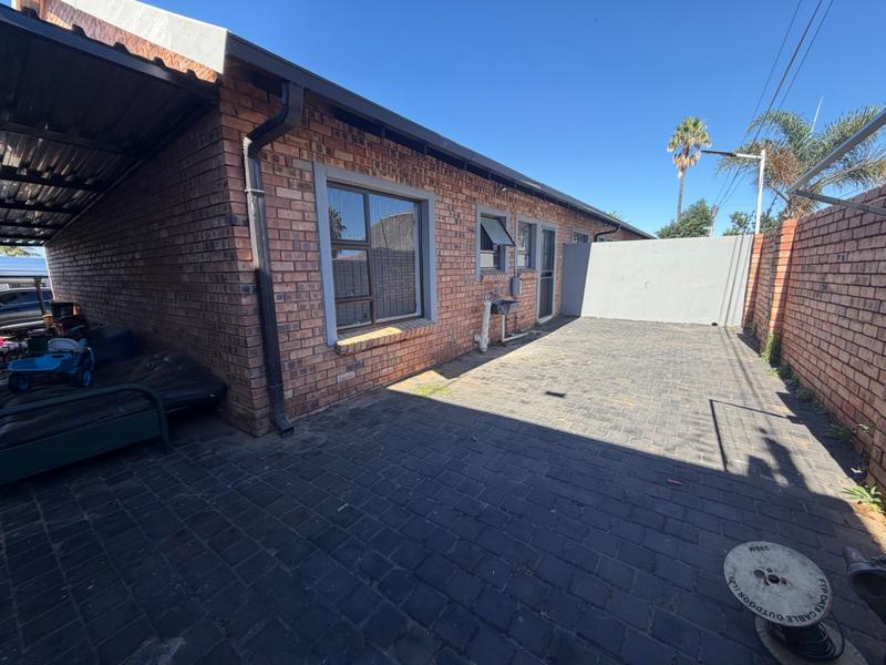 To Let 2 Bedroom Property for Rent in Erasmia Gauteng