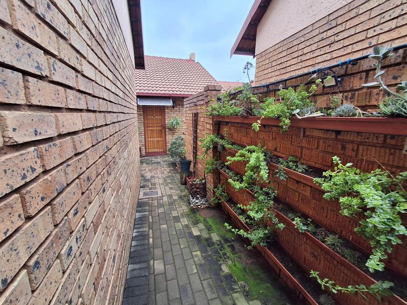 2 Bedroom Property for Sale in Magalieskruin Gauteng