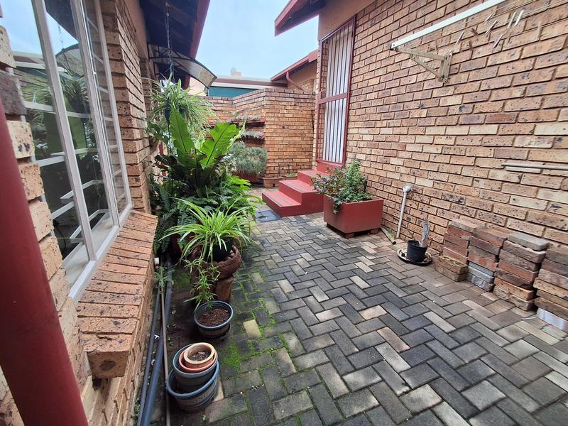 2 Bedroom Property for Sale in Magalieskruin Gauteng