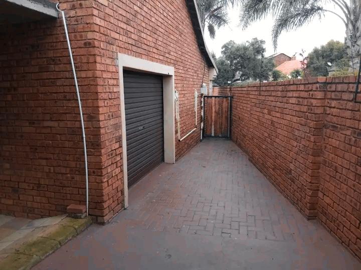5 Bedroom Property for Sale in Geduld Gauteng