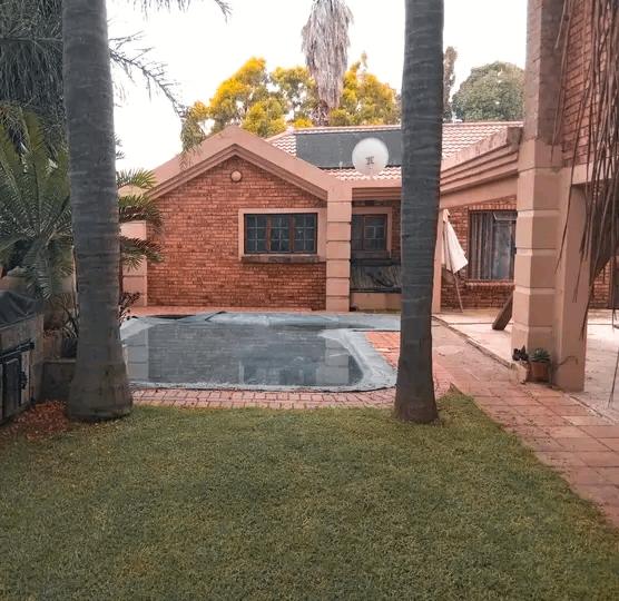5 Bedroom Property for Sale in Geduld Gauteng