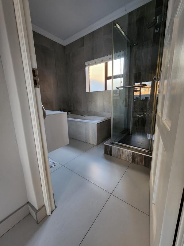 4 Bedroom Property for Sale in Sonneveld Gauteng