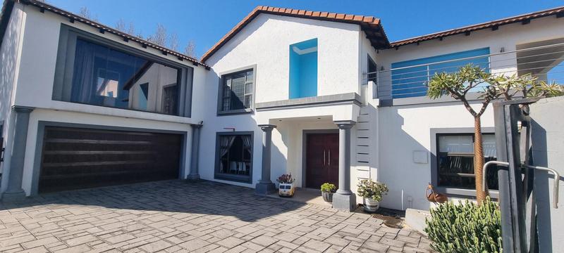 6 Bedroom Property for Sale in Heuwelsig Estate Gauteng