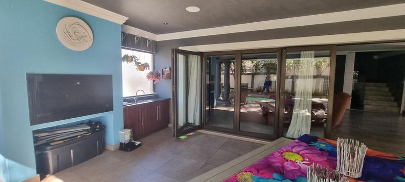 6 Bedroom Property for Sale in Heuwelsig Estate Gauteng