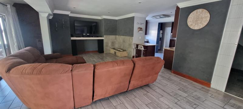 6 Bedroom Property for Sale in Heuwelsig Estate Gauteng