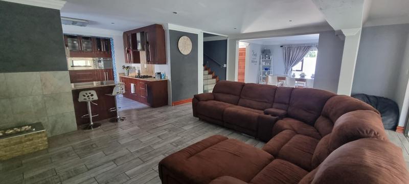6 Bedroom Property for Sale in Heuwelsig Estate Gauteng