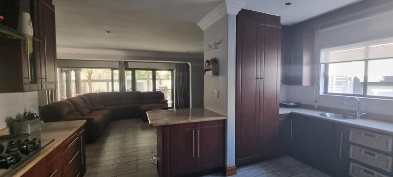 6 Bedroom Property for Sale in Heuwelsig Estate Gauteng