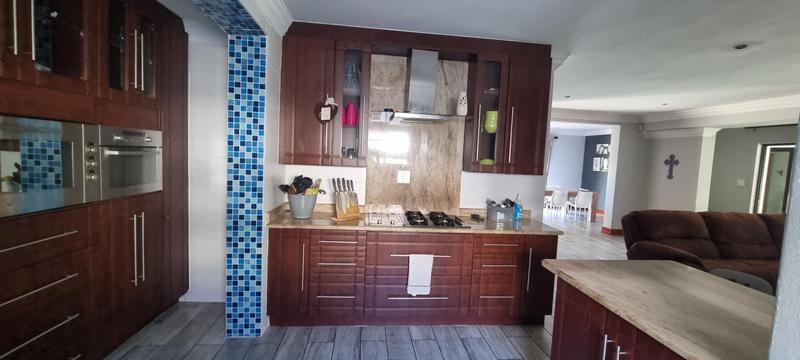 6 Bedroom Property for Sale in Heuwelsig Estate Gauteng