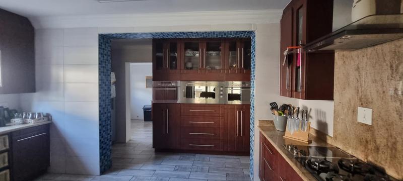 6 Bedroom Property for Sale in Heuwelsig Estate Gauteng