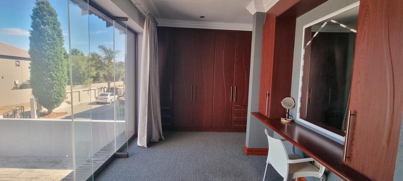 6 Bedroom Property for Sale in Heuwelsig Estate Gauteng