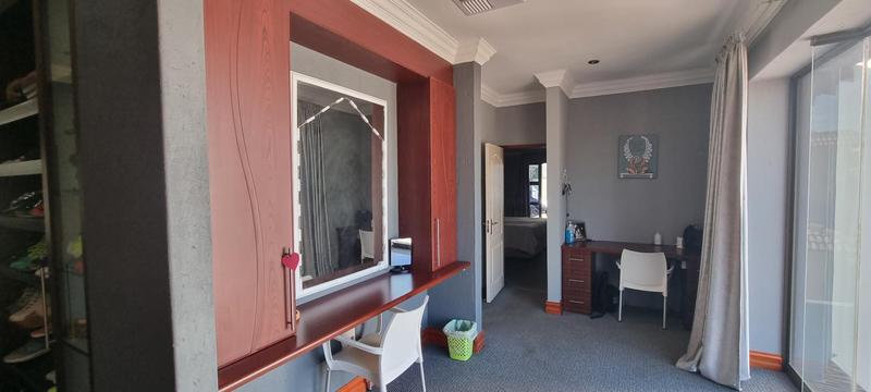 6 Bedroom Property for Sale in Heuwelsig Estate Gauteng