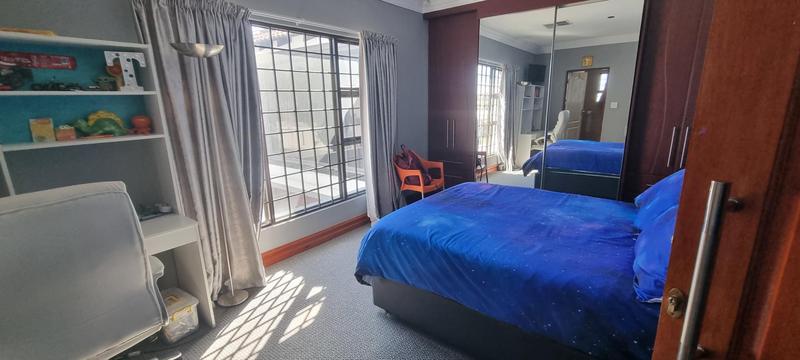 6 Bedroom Property for Sale in Heuwelsig Estate Gauteng