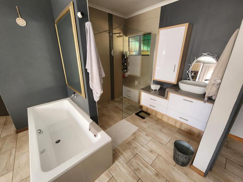 4 Bedroom Property for Sale in Faerie Glen Gauteng