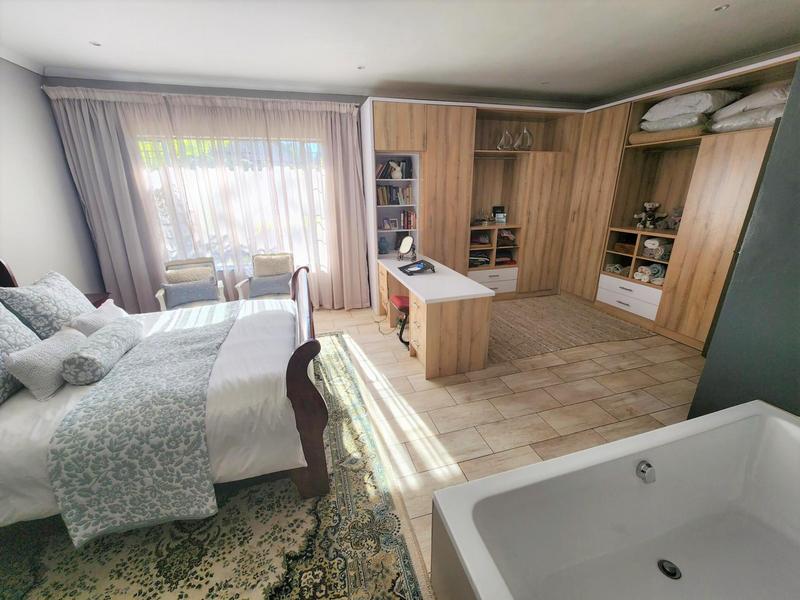 4 Bedroom Property for Sale in Faerie Glen Gauteng