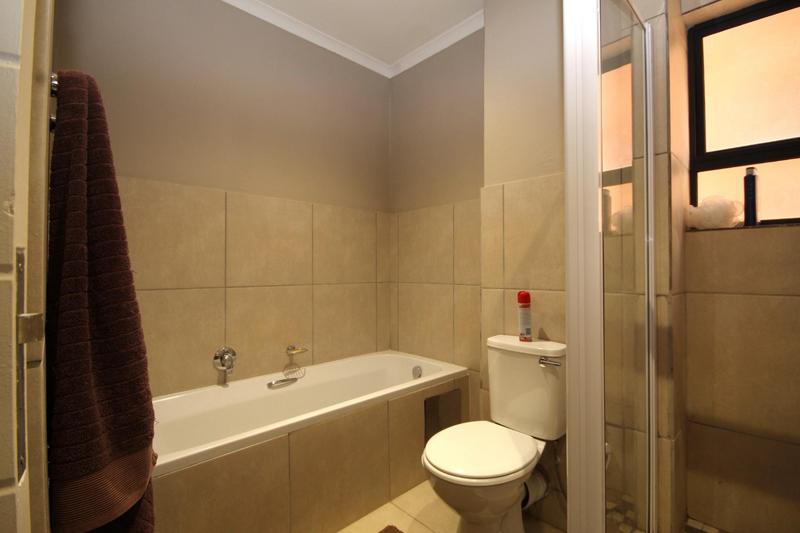 2 Bedroom Property for Sale in Die Hoewes Gauteng