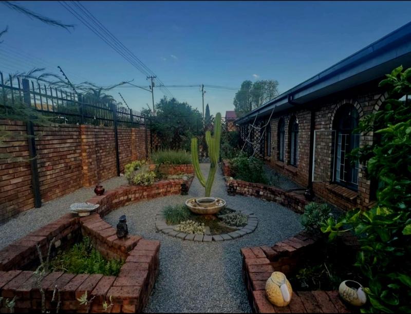 5 Bedroom Property for Sale in Mountain View Gauteng