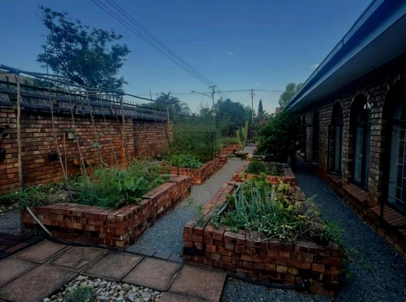 5 Bedroom Property for Sale in Mountain View Gauteng