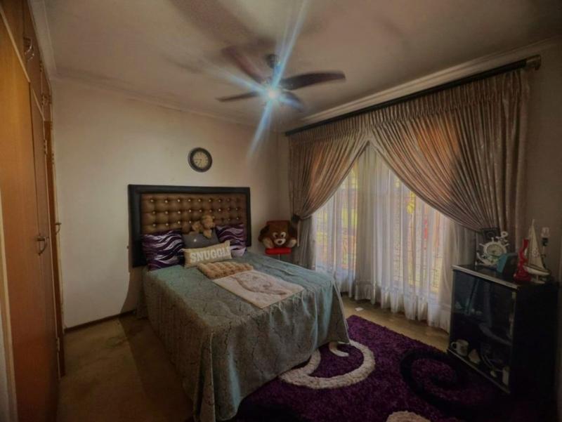 5 Bedroom Property for Sale in Mountain View Gauteng