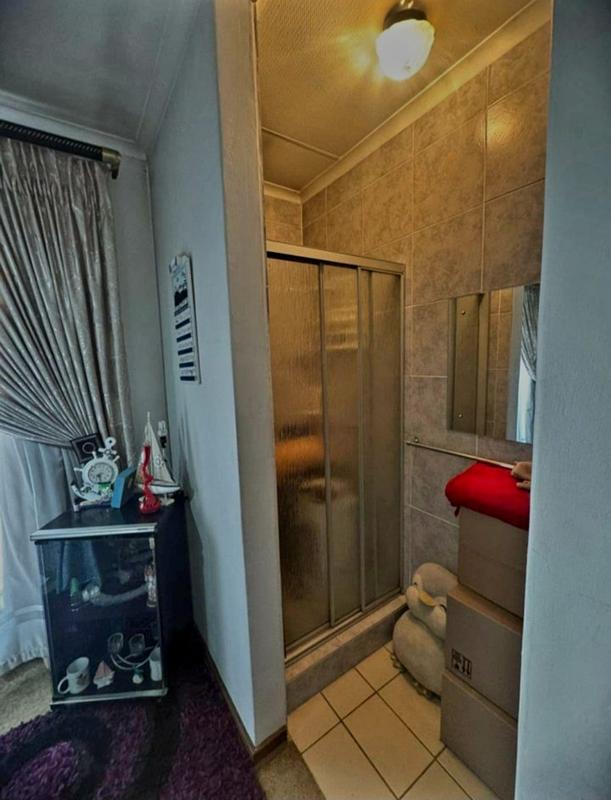 5 Bedroom Property for Sale in Mountain View Gauteng
