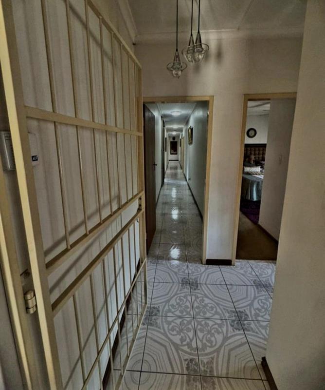 5 Bedroom Property for Sale in Mountain View Gauteng