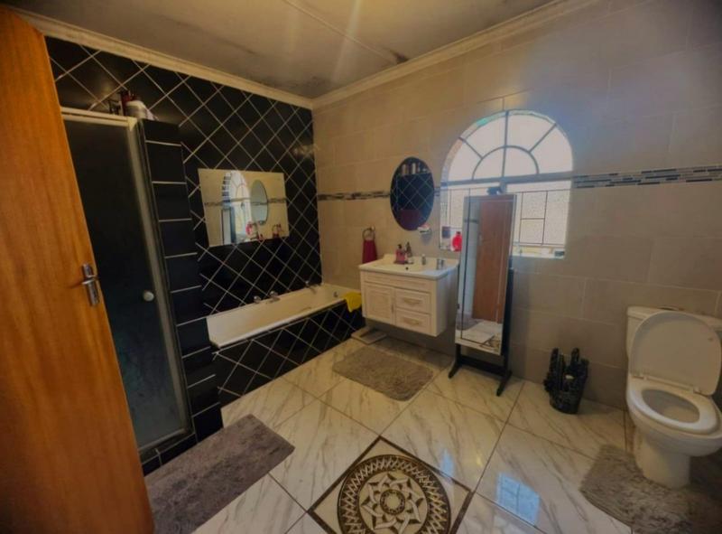5 Bedroom Property for Sale in Mountain View Gauteng