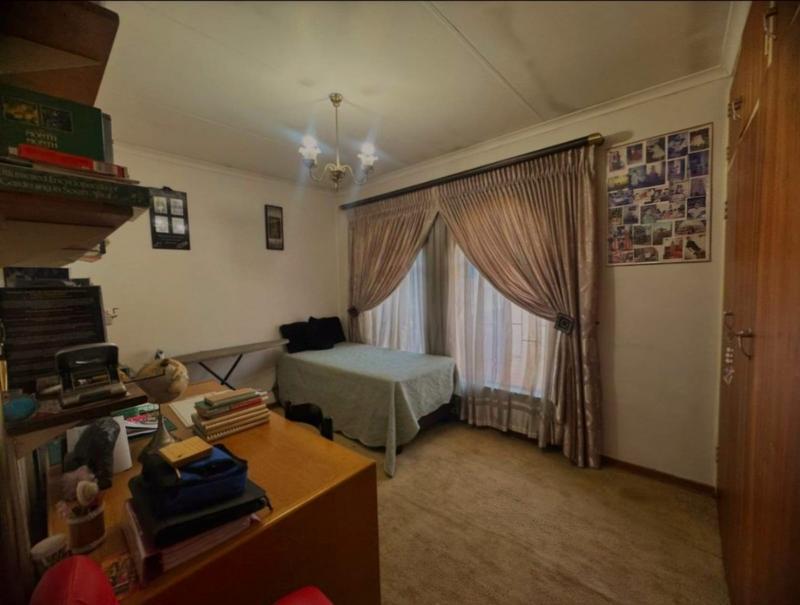 5 Bedroom Property for Sale in Mountain View Gauteng
