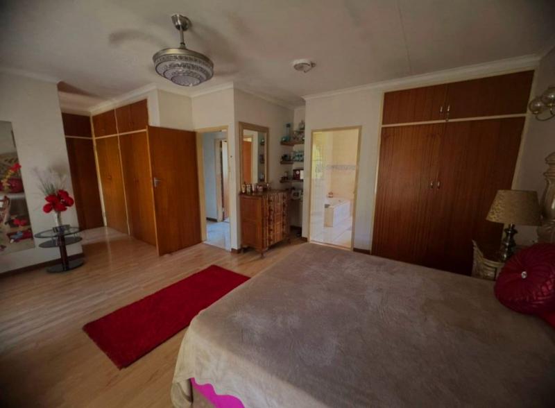 5 Bedroom Property for Sale in Mountain View Gauteng