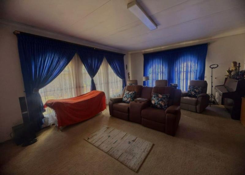 5 Bedroom Property for Sale in Mountain View Gauteng