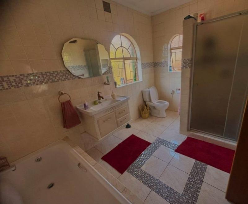 5 Bedroom Property for Sale in Mountain View Gauteng