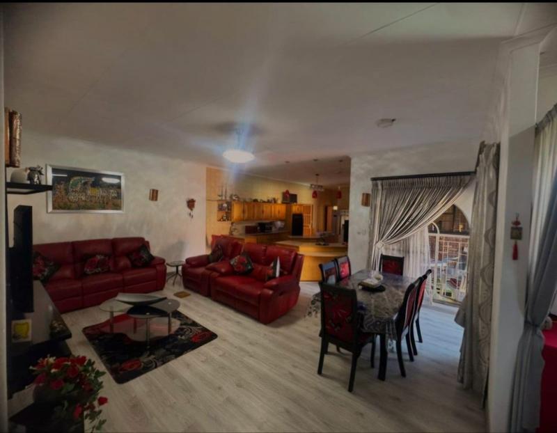 5 Bedroom Property for Sale in Mountain View Gauteng