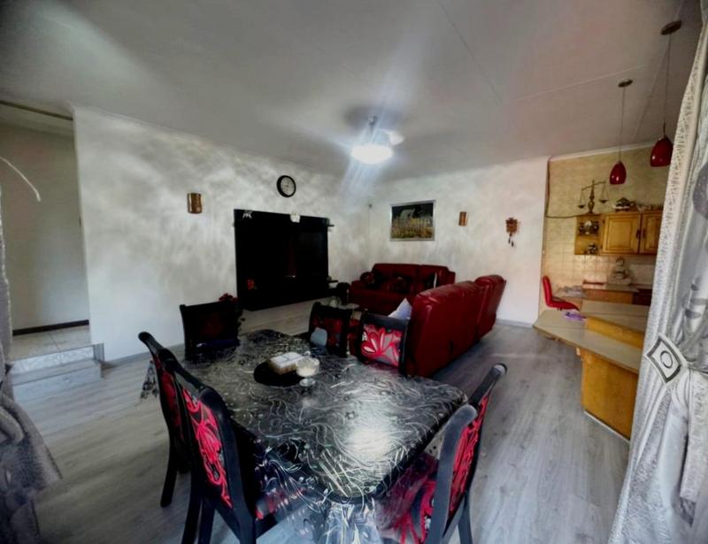 5 Bedroom Property for Sale in Mountain View Gauteng