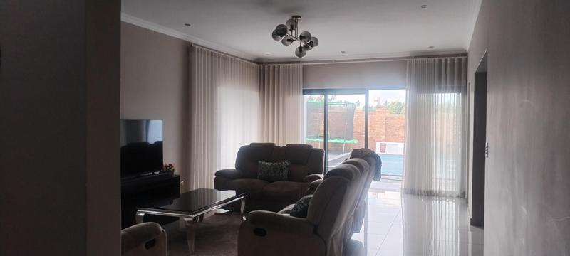 To Let 5 Bedroom Property for Rent in Wildtuinpark Gauteng